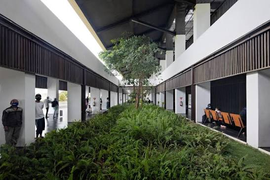 Taman dalam ruang di terminal Bandara Banyuwangi