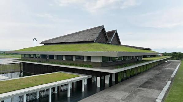 Bandara Banyuwangi dengan atap hijau khas